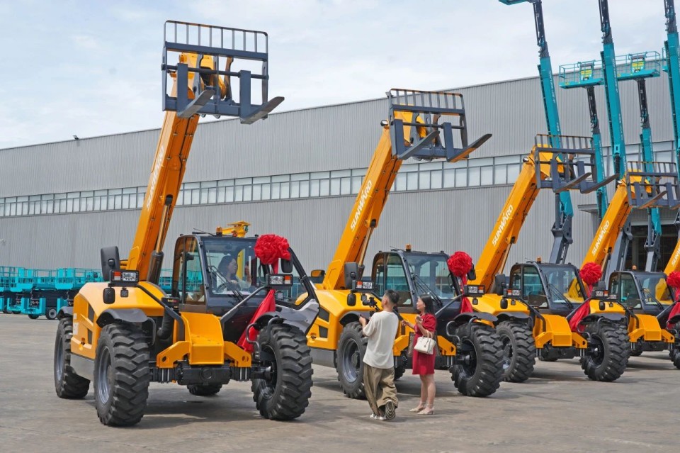 bti体育智能伸缩臂叉装车批量交付，即将奔赴新一线