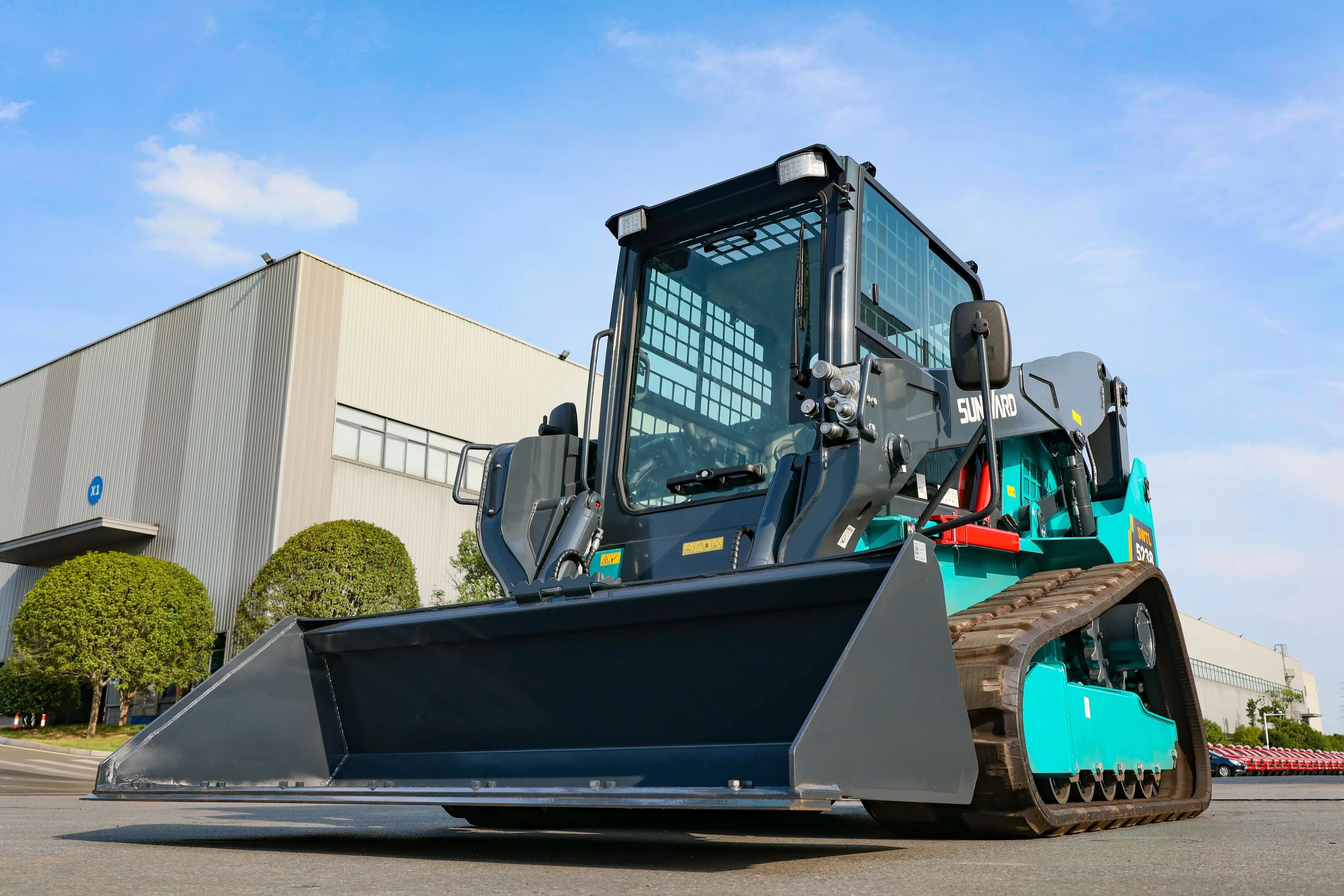 高端设备再获国际认可！bti体育智能最大吨位垂直举升履带式滑移装载机批量发往北美