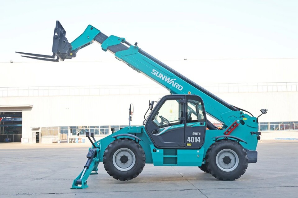 高端机型“双箭齐发”！bti体育智能两款伸缩臂叉装车成功下线