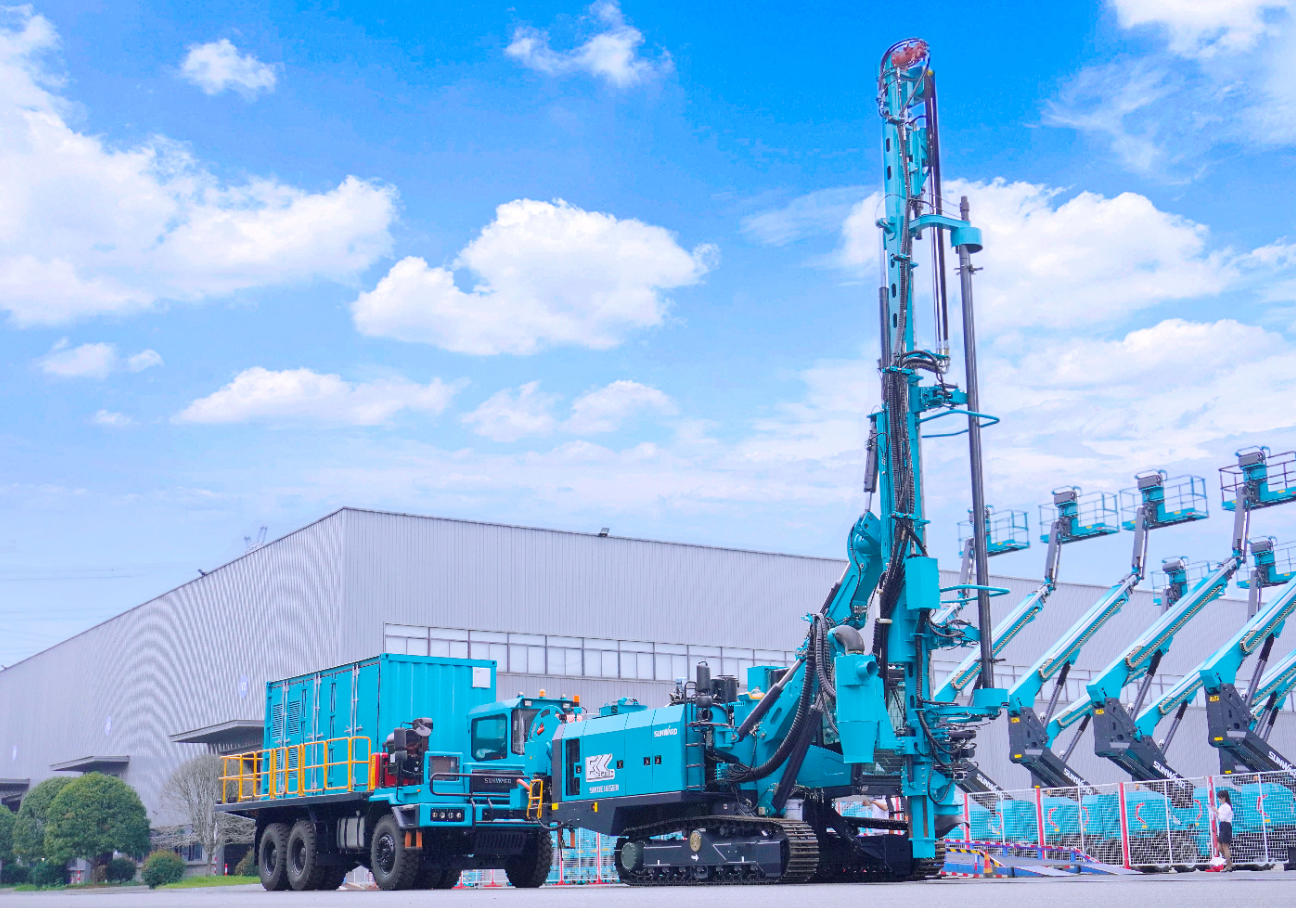 bti体育智能SWDE165EB电动潜孔钻机沉磅下线，开启绿色钻爆新时期