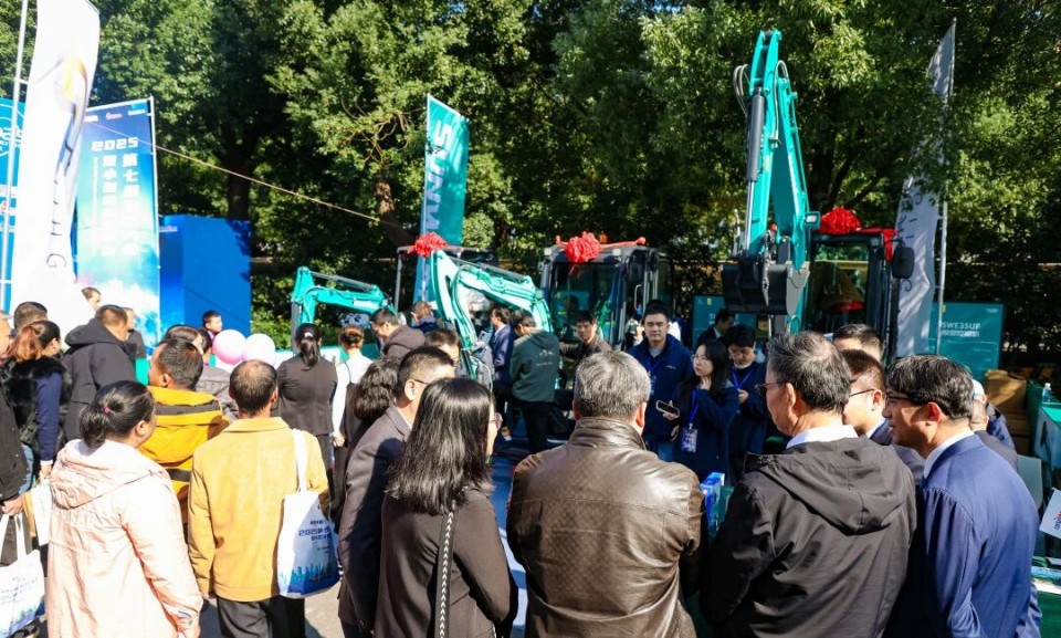 bti体育智能微挖“天团”闪灼武汉，引领绿色施工潮水