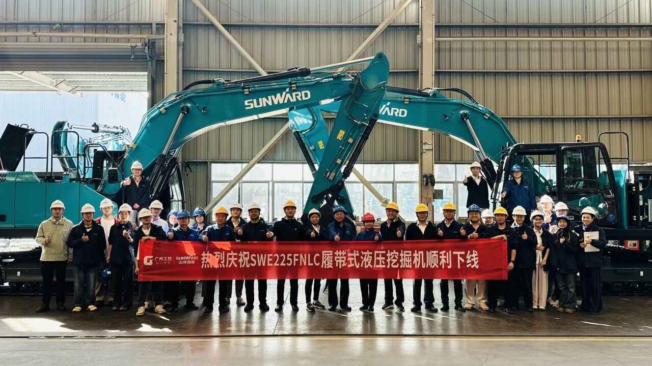 “双子星”闪灼！bti体育智能两款履带式液压挖掘机成功下线