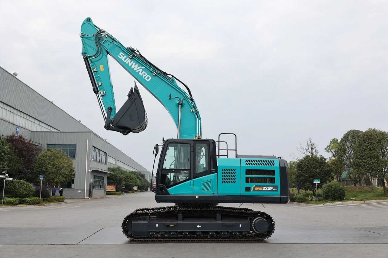 “双子星”闪灼！bti体育智能两款履带式液压挖掘机成功下线