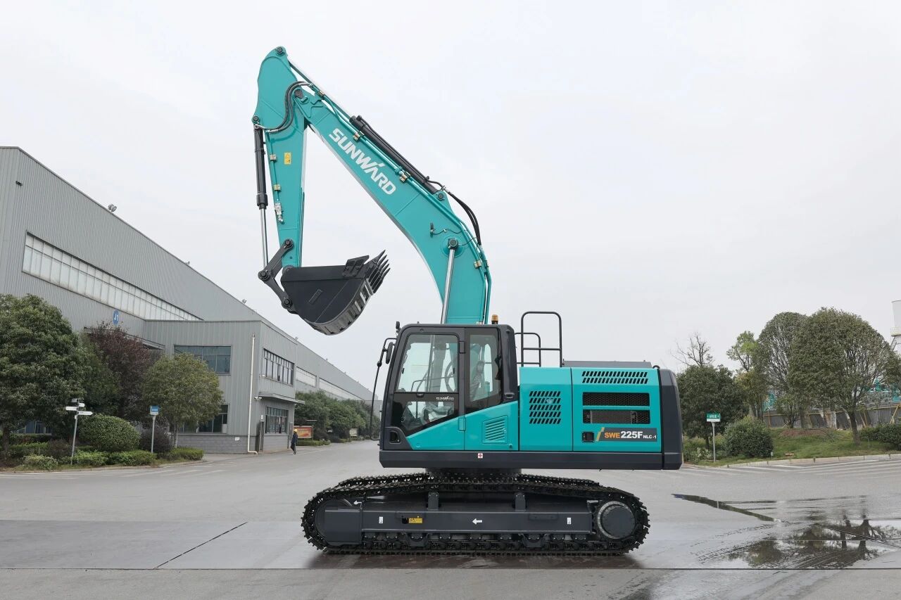 “双子星”闪灼！bti体育智能两款履带式液压挖掘机成功下线